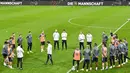 Pelatih Jerman Joachim Loew berbicara dengan para pemainnya saat sesi latihan jelang menghadapi Swiss pada pertandingan UEFA Nations League di Cologne, Jerman, Senin (12/10/2020). Jerman akan menghadapi Swiss pada Rabu (14/10/2020) dini hari WIB. (AP Photo/Martin Meissner)