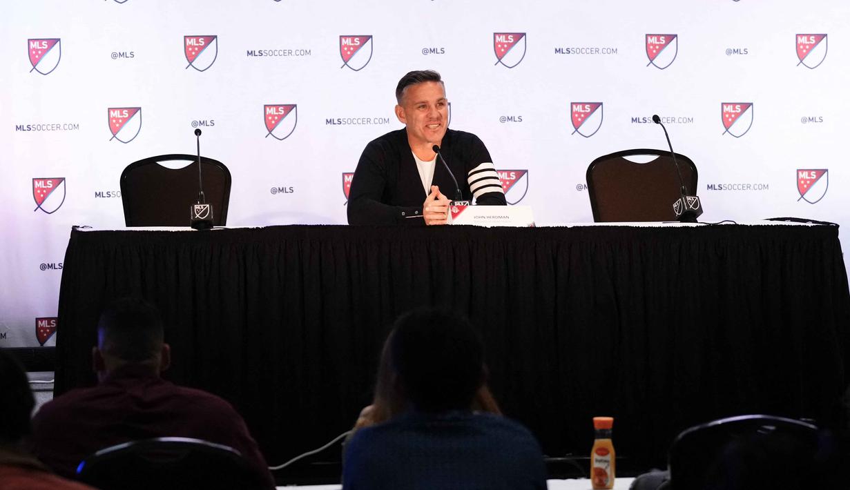 John Herdman dikenal memiliki gaya kepelatihan modern dengan disiplin tinggi. Tampak dalam foto, John Herdman, pelatih kepala Toronto FC, berbicara pada konferensi pers selama acara hari media MLS di Miami Convention Center pada 11 Januari 2024 di Miami, Florida. (Rich Storry/GETTY IMAGES NORTH AMERICA/Getty Images via AFP)
