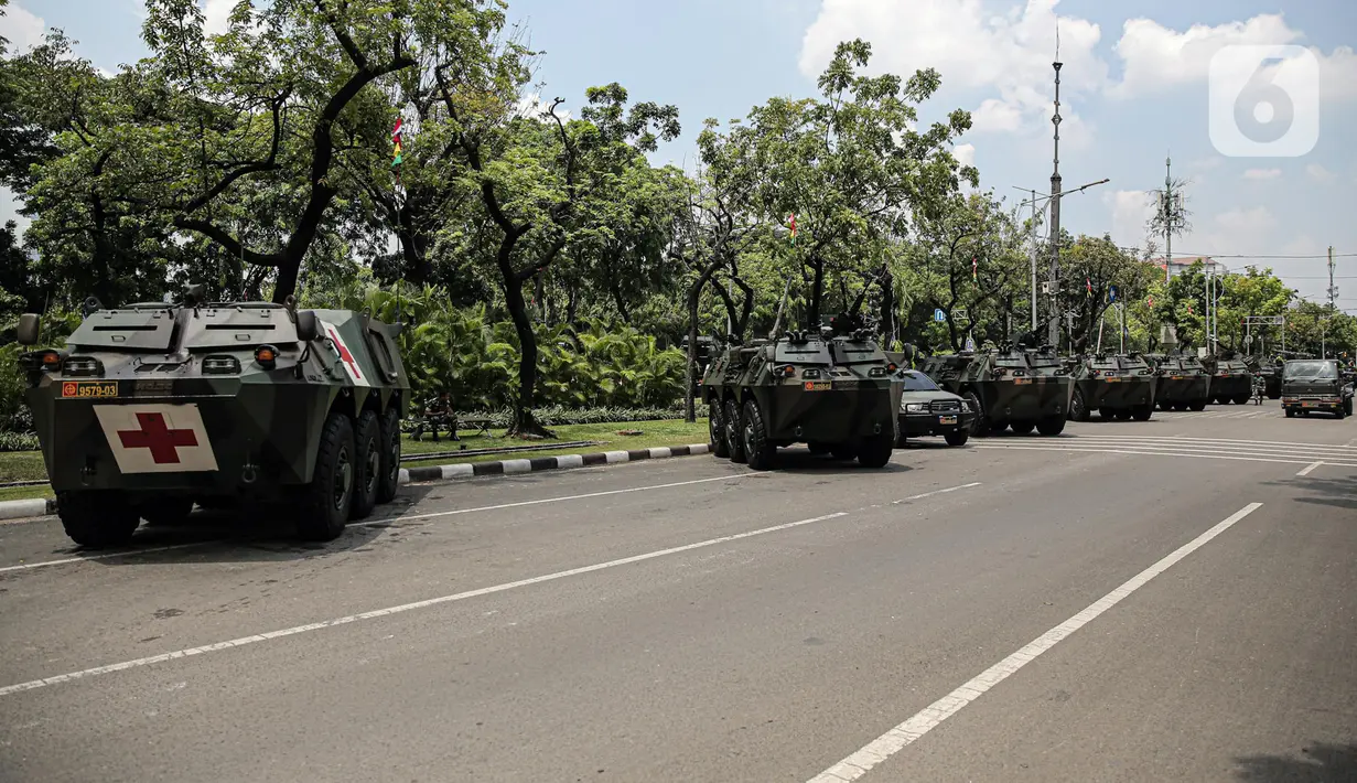 Sejumlah kendaraan alat utama sistem senjata (alutsista) TNI berjajar di kawasan Istana Merdeka, Jakarta, Selasa (4/10/2022). Kegiatan ini dalam rangka HUT ke-77 TNI yang akan berlangsung di Istana Merdeka pada 5 Oktober besok. (Liputan6.com/Faizal Fanani)