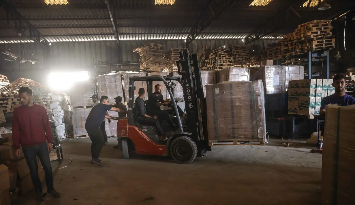 Kotak ransum makanan yang disediakan oleh Program Pangan Dunia (WFP) siap didistribusikan kepada warga Gaza di pusat distribusi di desa Al-Zawayda, di tengah-tengah Jalur Gaza, pada 27 Oktober 2025. (BASHAR TALEB/AFP)