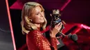 Aktris Paris Hilton berada di atas panggung selama iHeartRadio Music Awards 2018 di Inglewood, California, AS (11/3). Paris Hilton tampil dengan anjing Chihuahua peliharaannya. (Photo by Chris Pizzello/Invision/AP)