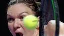 Petenis Rumania, Simona Halep berusaha mengembalikan bola ke petenis Kanada, Bianca Andreescu selama turnamen WTA Finals 2019 di Shenzhen, China, Senin (28/10/2019). Juara Wimbledon musim ini, Simona Halep merebut kemenangan 3-6, 7-6, 6-3 dalam waktu 2 jam 34 menit atas Andreescu. (AP/Andy Wong)