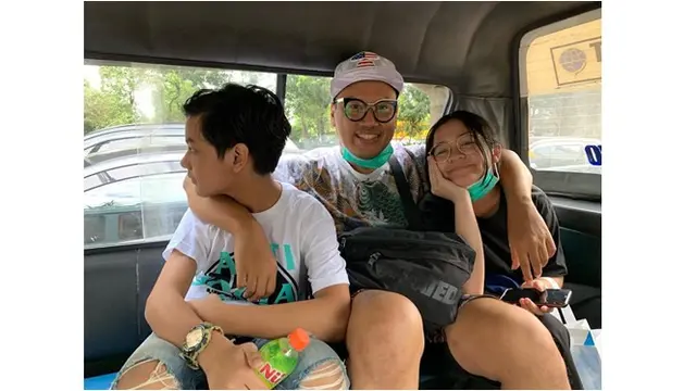 Nino Kuya saat bersama dengan ayah dan kakaknya, akrab banget.