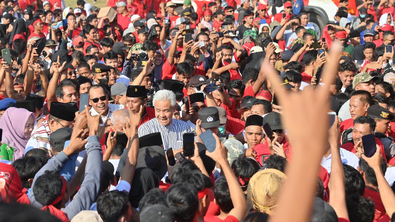 Bakal Capres PDIP Ganjar Pranowo di lapangan nasional, Selong, Lombok Timur, NTB, Minggu (18/6/2023). (dok PDIP)