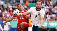 Pemain Inggris, Harry Kane (kanan) berebut bola dengan pemain Swiss, Fabian Schaer pada laga perempat final Euro 2024 di Duesseldorf Arena, Duesseldorf, Jerman, Sabtu (06/07/2024). (AFP/Kenzo Tribouillard)