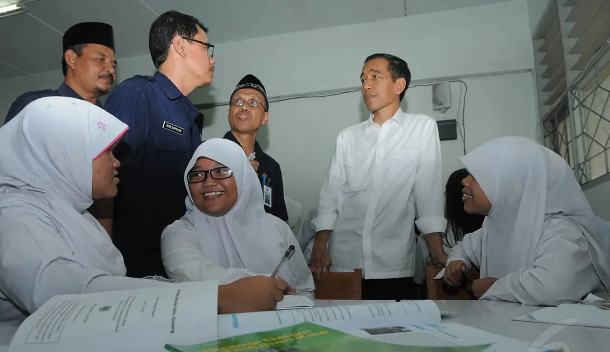 Jokowi juga menyempatkan diri berdialong dengan para siswa yang sedang belajar di dalam kelas, Jakarta, (23/9/14). (Liputan6.com/Herman Zakharia)
