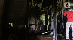 Kebakaran hebat melanda Pasar Taman Puring, Kebayoran Baru, Jakarta Selatan, Senin (28/7) sekitar pukul 18.02 WIB. (Liputan6.com/Helmi Fithriansyah)