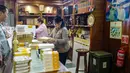 Pelanggan membeli cerutu di sebuah toko yang juga pabrik pembuatannya di Havana, Kuba, Kamis (1/3. (ADALBERTO ROQUE/STR/AF)
