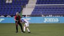 Kepala pelatih Leganes Javier Aguirre (kiri) mencoba menghibur pemainnya Jonathan Silva usai menghadapi Real Madrid pada pertandingan La Liga di Stadion Butarque, Leganes, Madrid, Spanyol, Minggu (19/7/2020). Pertandingan berakhir dengan skor 2-2. (AP Photo/Bernat Armangue)