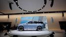 Mobil konsep Lincoln Navigator saat dipamerkan dalam acara New York International Auto Show 2016 di Manhattan, New York (23/3). Mobil ini didesain berkonsep unik dengan fasilitas anak tangga serta pintu yang lebar. (REUTERS/Eduardo Munoz)