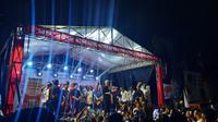 Capres dari PDIP Ganjar Pranowo saat bersama kader PDI Perjuangan (PDIP) Provinsi Banten, Sabtu (27/5/2023). (Liputan6.com/Lizsa Egeham)