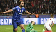Striker Juventus, Gonzalo Higuain, merayakan gol yang dicetaknya ke gawang Monaco pada laga Liga Champions di Stadion Stade Louis II, Monaco, Rabu (3/5/2017). Monaco kalah 0-2 dari Juventus. (AFP/Pascal Guyot)