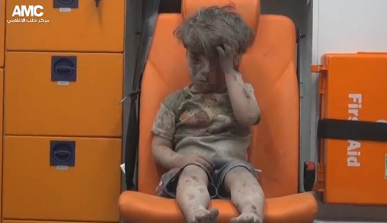Foto ini diambil dari potongan video yang dirilis oleh aktivis anti-pemerintah Suriah Aleppo Media Center (AMC), terlihat seorang bocah terluka dengan tubuh penuh debu, Aleppo, Suriah (17/8). (REUTERS)