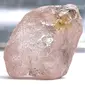 Potret yang dirilis oleh Lucapa Diamond Company Limited pada 27 Juli 2022 menunjukkan berlian pink 170 karat - dijuluki The Lulo Rose - yang ditemukan di tambang Lulo di wilayah timur laut yang kaya berlian di Angola. (HANDOUT / LUCAPA DIAMOND COMPANY LIMITED / AFP)