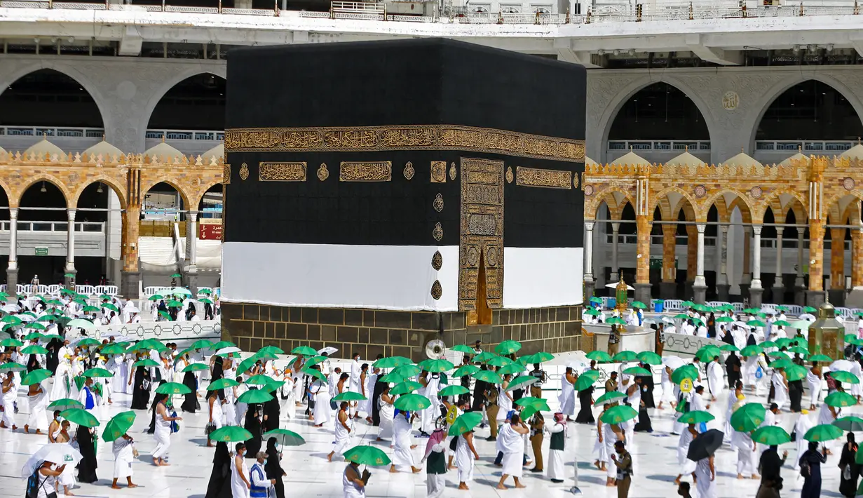 Jemaah mengelilingi Kabah pada awal musim haji di Masjidil Haram, Mekkah, Arab Saudi, Sabtu (17/7/2021). Jumlah jemaah yang akan melaksanakan ibadah haji tahun ini sebanyak 60 ribu. (AFP)