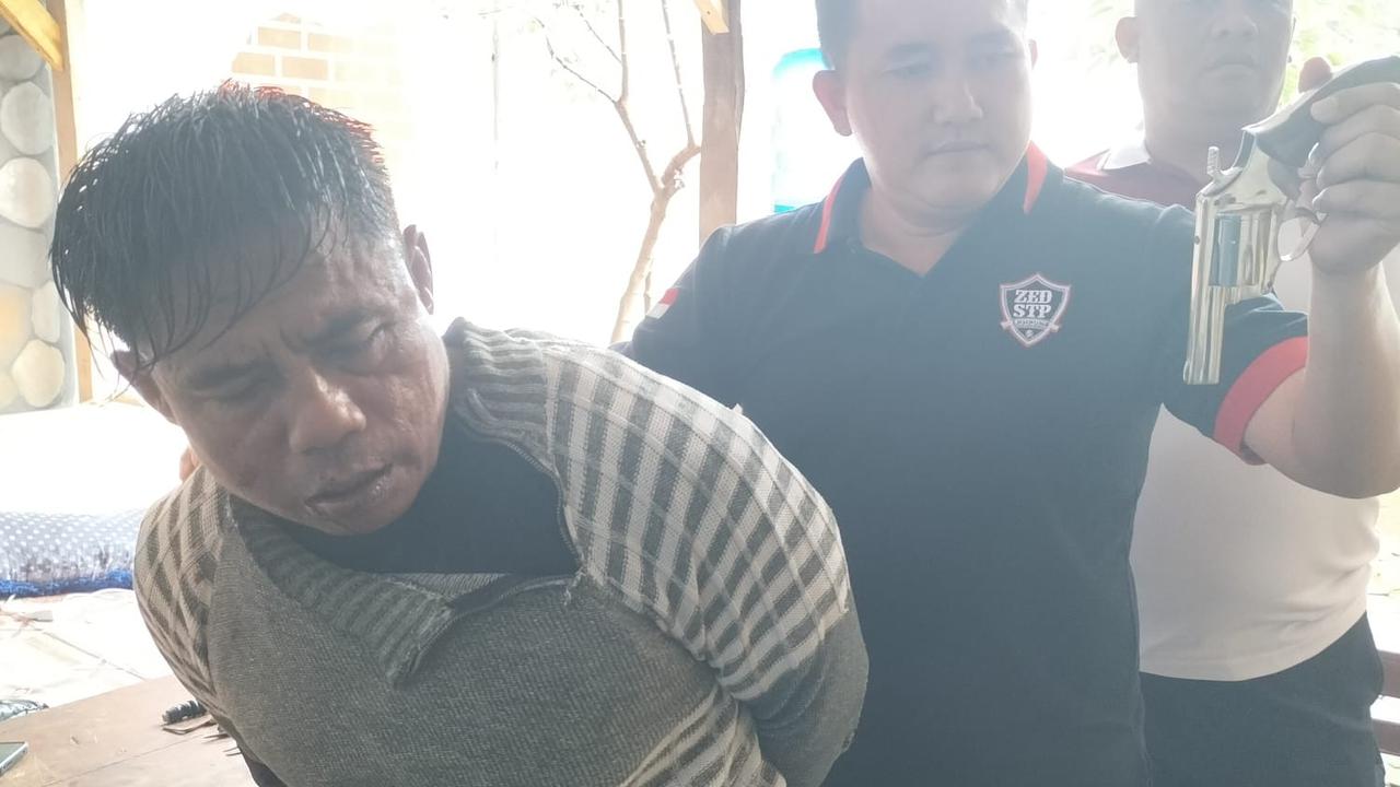 Terduga pelaku pencuri sepeda motor yang diamuk massa berikut senpi rakitan ketika kepergok beraksi di Kecamatan Rajabasa,  Bandar Lampung.  Foto : (Istimewa).