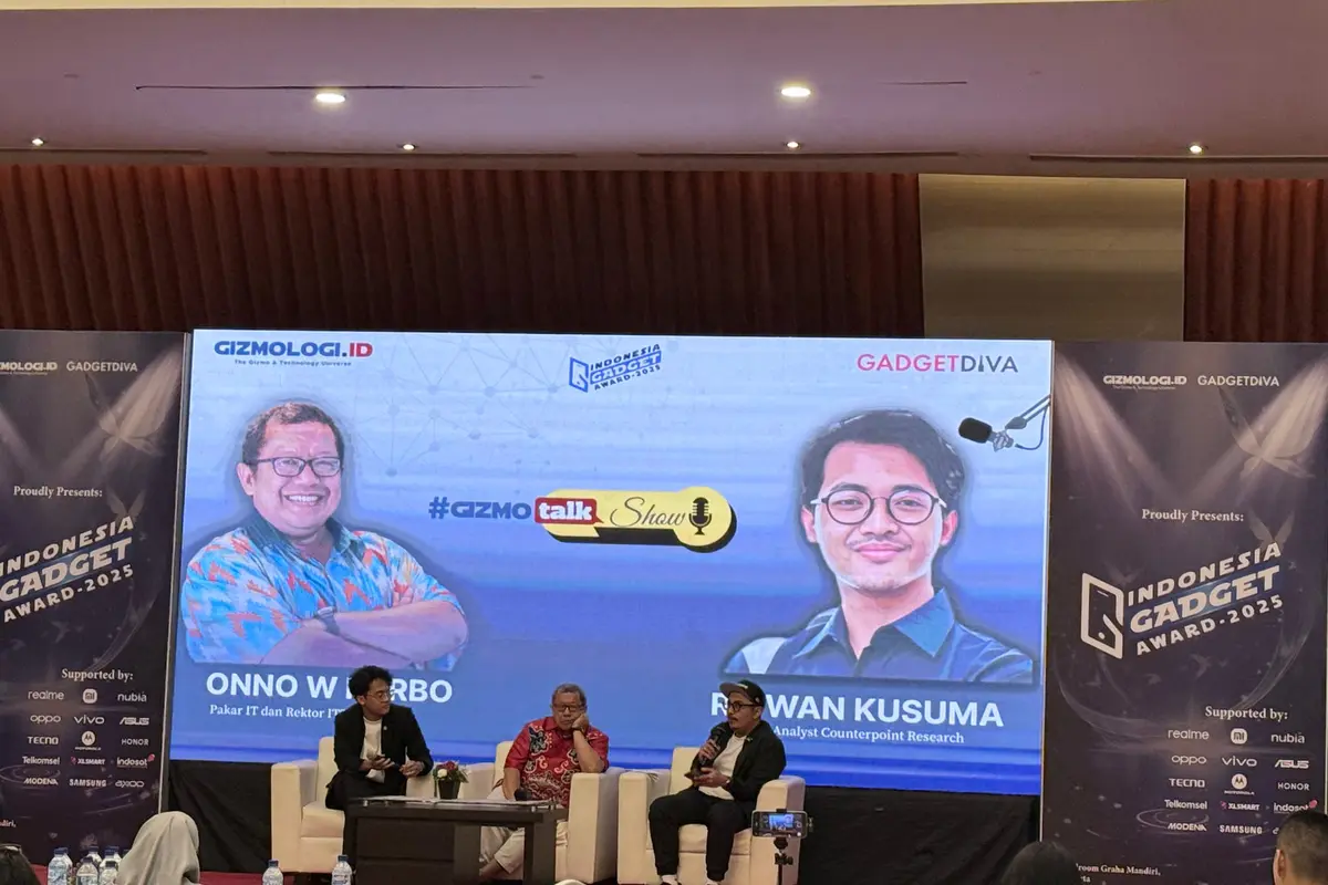 Research Associate Counterpoint, Ridwan Kusuma, memaparkan riset bertajuk 'Tren AI & Indonesia Smartphone Market Overview' di ajang Indonesia Gadget Award 2025. Liputan6.com/Iskandar