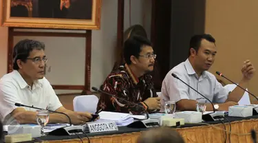 Tiga Komisioner Komisi Pemilihan Umum (KPU) memberikan penyuluhan tentang peraturan KPU terkait pemilihan Kepala Daerah tahun 2015 di Jakarta, Kamis (28/5/2015). (Liputan6.com/Johan Tallo)
