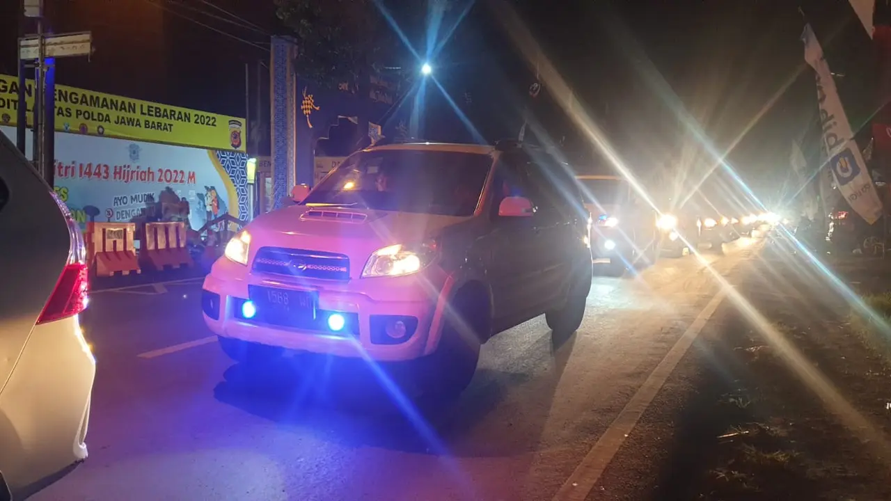 Antrian kendaraan pemudik tahun lalu dekat Posmpam Terpadu GTC Limbangan, Garut, Jawa Barat. (Liputan6.com/Jayadi Supriadin)