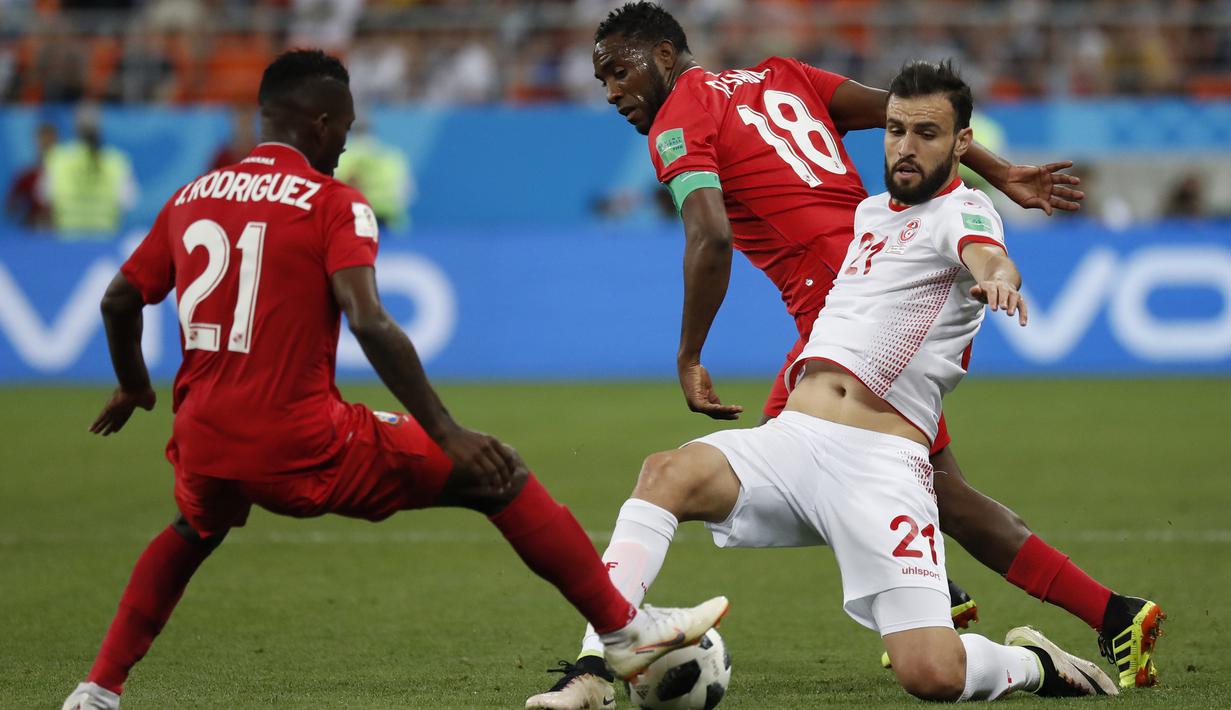 Gelandang Tunisia, Hamdi Naguez, berusaha melewati gelandang Panama, Jose Rodriguez, pada laga grup G Piala Dunia di Mordovia Arena, Saransk, Kamis (28/6/2018). Tunisia menang 2-1 Panama. (AP/Pavel Golovkin)