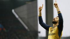 Penyerang Arsenal, Olivier Giroud merayakan gol yang dicetaknya ke gawang Aston Villa pada laga Liga Premier Inggris di Stadion Villa Park, Inggris, Minggu (13/12/2015). Arsenal menang 2-0. (Reuters/Darren Staples)