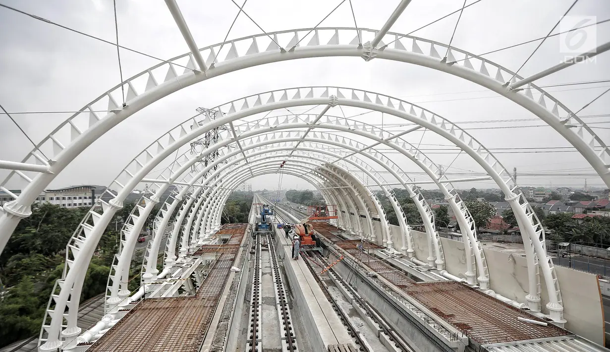 Suasana proyek pembangunan Light Rail Transit (LRT) Jabodebek di Stasiun LRT TMII, Jakarta, Senin (14/1). Progres pembangunan Stasiun LRT TMII ditargetkan selesai pada akhir April 2019. (Liputan6.com/Faizal Fanani)