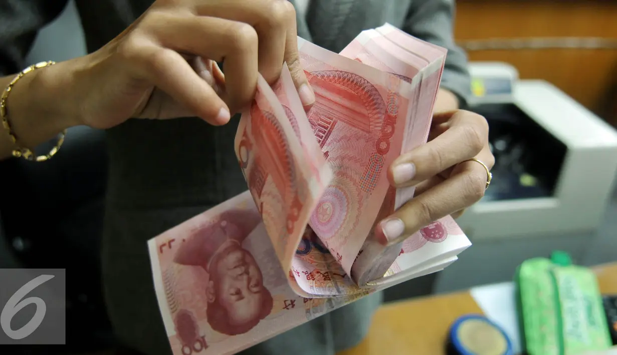 Petugas menghitung uang pecahan 100 Yuan, Jakarta, Kamis (13/8/2015). Biang kerok keterpurukan kurs rupiah dan sejumlah mata uang negara lain adalah kebijakan China yang sengaja melemahkan (devaluasi) mata uang Yuan. (Liputan6.com/Johan Tallo)