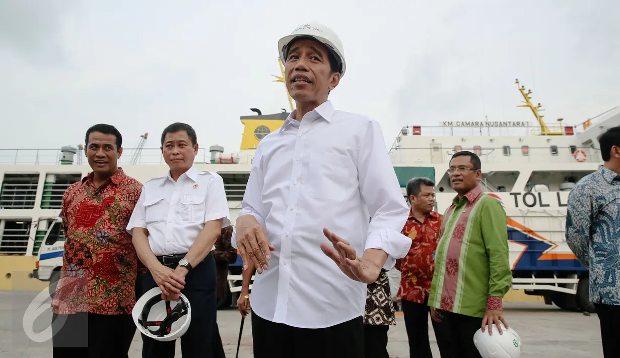 Presiden Jokowi saat menyambut Kapal Pengangkut Ternak KM Camara Nusantara I yang bersandar di Pelabuhan Tanjung Priok, Jakarta, (11/12). (Liputan6.com/Faizal Fanani)