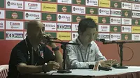 Rabah Benlarbi (kiri), pelatih Timnas Myanmar U-19 di Piala AFF U-18 2017. (Bola.com/Aning Jati)