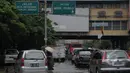 Intensitas curah hujan yang tinggi sejak Minggu (8/2) membuat Sungai Pesanggrahan meluap. Laju kendaraan tersendat karena  ketinggian air 20cm menggenangi sebagian ruas jalan di Pasar Cipulir, Jakarta, Selasa (10/2/2015).(Liputan6.com/Andrian M Tunay)