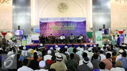 Ratusan jamaah menghadiri Peringatan Nuzulul Quran dengan tema ‘Masuk Syurga Sekeluarga’ di Masjid Istiqlal, Jakarta, Jumat (3/7/2015). Dalam acara tersebut diluncurkan “Gerakan Jakarta Mengaji”. (Liputan6.com/Helmi Afandi)