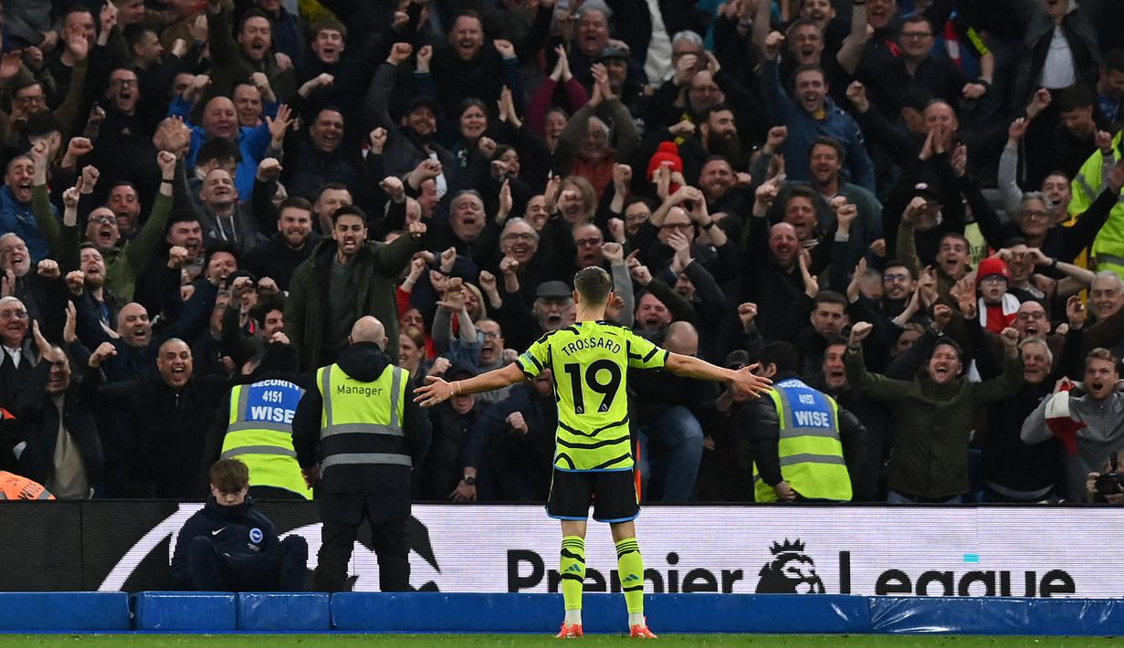Lendro Trossard ikut menyumbang satu gol dalam kemenangan 3-0 Arsenal di markas Brighton pada laga lanjutan Liga Inggris, Sabtu (07/04/2024) malam WIB. (AFP/Glyn Kirk)