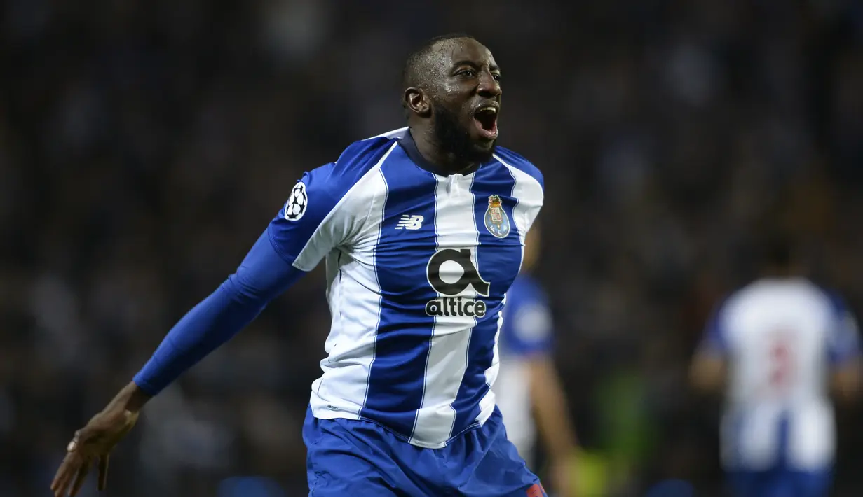 Selebrasi kemenangan pennyerang Porto, Moussa Marega pada leg kedua, babak 16 Liga Champions yang berlangsung di Stadion Do Dragao, Porto, Kamis (7/3). AS Roma kalah 1-3 kontra Porto (AFP/Miguel Riopa)