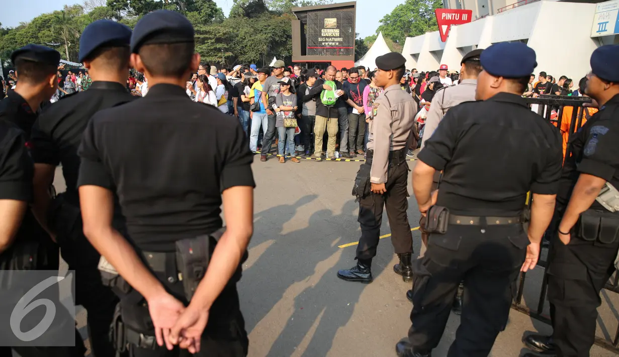 Sejumlah aparat kepolisian berjaga-jaga di sekitar lokasi tempat konser Bon Jovi, Jakarta, Jumat (11/9/2015). Tahun 1995, Bon Jovi sempat menggemparkan Jakarta saat sukses tampil di hadapan ribuan orang di Ancol. (Liputan6.com/Faizal Fanani)