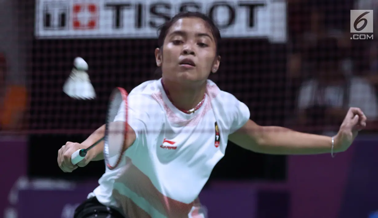 Tunggal putri Indonesia, Gregoria Mariska Tunjung mengembalikan kok ke arah pemain India, Pusarla V Sindhu di babak 16 besar Bulutangkis Tunggal Putri Asian Games 2018 di Istora Kompleks GBK, Jakarta, Sabtu (25/8). (Liputan6.com/Helmi Fithriansyah)