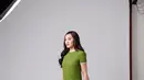 Aaliyah Massaid dengan gaya simpelnya mengenakan mini tweed dress berwarna hijau, dipadu heels dan tas tangan berwarna hitam dari Valentino. [Foto: Instagram/aaliyah.massaid]