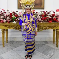 Ibu Iriana Jokowi mendampingi Presiden Jokowi di upacara HUT RI ke-77 dengan mengenakan sandal dari Hermes (Sekretariat Presiden)