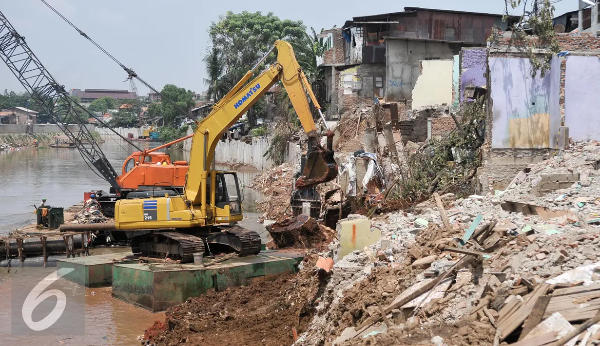 Alat berat memasang sheet pile di bantaran kali Ciliwung tepat di pemukiman warga Bukit Duri yang akan ditertibkan, Jakarta, Selasa (13/9). Jelang penertiban, sebagian rumah warga Bukti Duri mulai ditinggalkan pemiliknya. (Liputan6.com/Yoppy Renato)