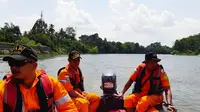 Petugas Basarnas Pekanbaru mencari korban tenggelam di Sungai Kampar. (Liputan6.com/M Syukur)