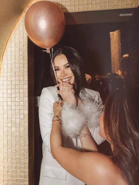 Blazer putih tersebut pun memiliki bulu-bulu pada bagian lengannya. Yang membuat tampilannya formal namun tetap elegan. credit:  (@alyssadaguise)