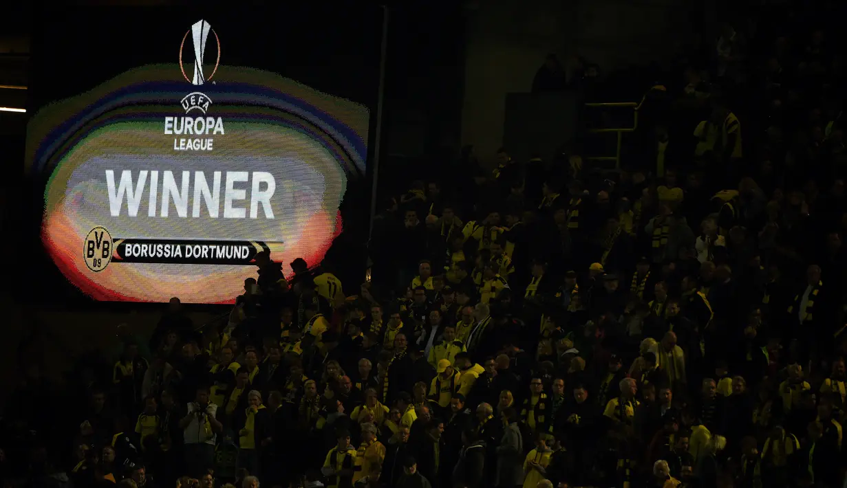 Suasana tribun suporter Borussia Dortmund setelah menang melawan FK Qabala dalam lanjutan Grup C Liga Europa di Stadion Signal Iduna Park, Dortmund, Jerman, Jumat (6/11/2015) dini hari WIB. (AFP Photo/Patrik Stollarz)