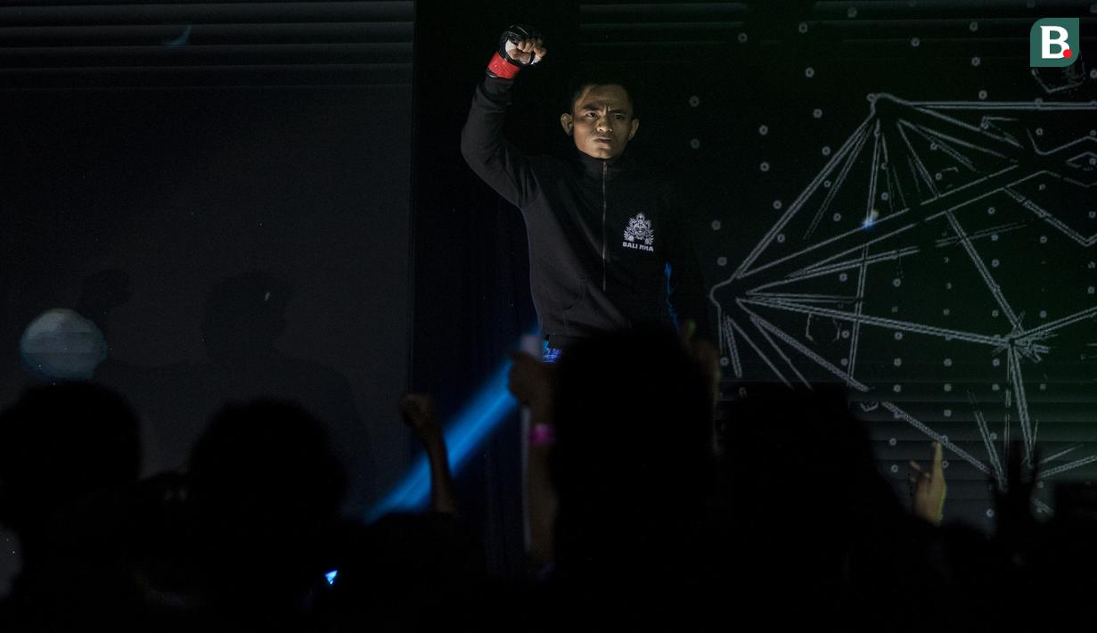 Atlet MMA Indonesia, Stefer Rahardian, bersiap menghadapi atlet MMA China, Peng Xue Wen, pada kelas strawweight di JCC Senayan, Jakarta, Sabtu (22/9/2018). Stefer Rahardian kalah dari Peng Xue Wen. (Bola.com/Vitalis Yogi Trisna)