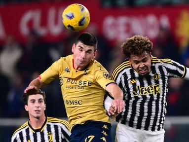 Pemain Genoa, Ruslan Malinovskyi (kiri) berebut bola dengan pemain Juventus, Weston McKennie pada laga lanjutan Liga Italia 2023/2024 di Stadion Luigi Ferraris, Genoa, Italia, Sabtu (16/12/2023) dini hari WIB. Tim Genoa terlihat mengenakan jersey spesial ulang tahun ke-130 pada pertandingan tersebut. (AFP/Marco Bertorello)