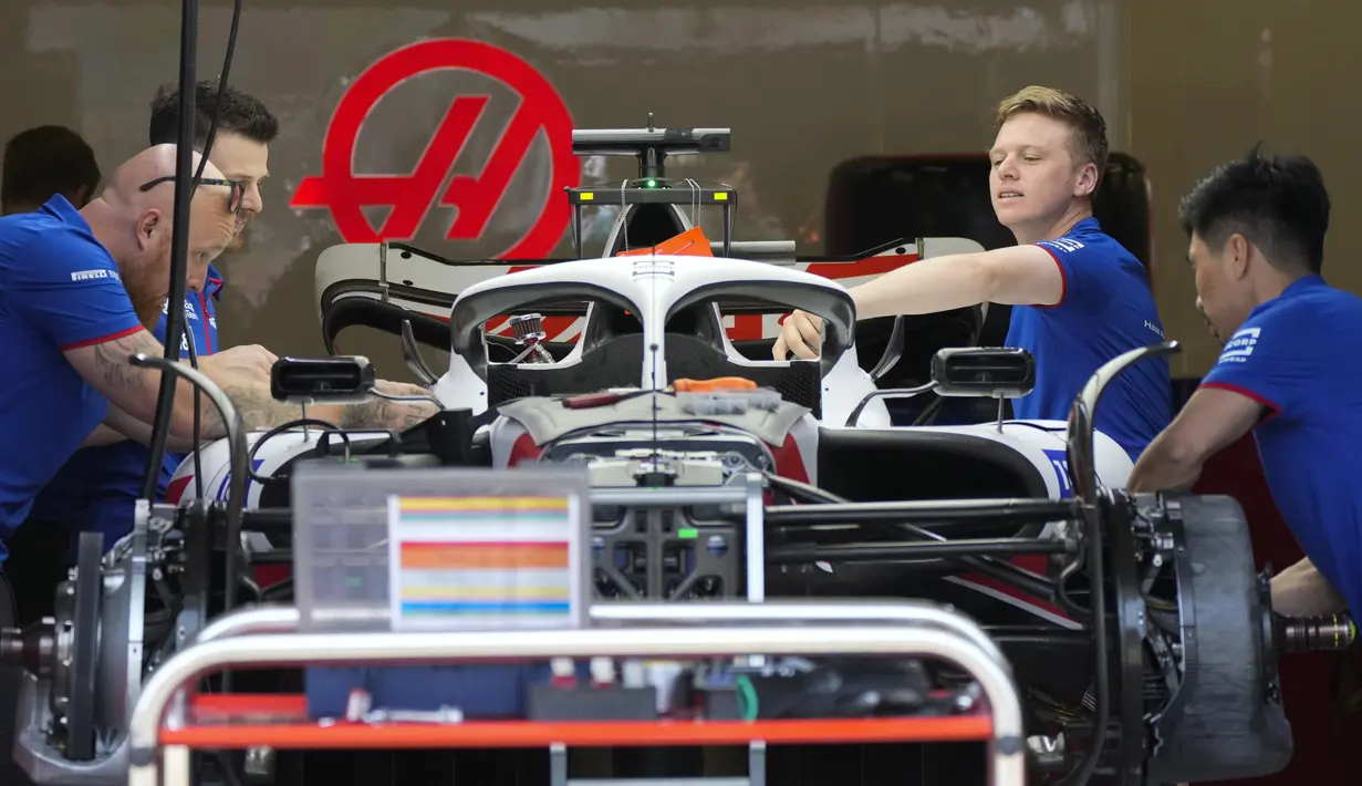 Teknisi mengerjakan mobil pembalap Haas Kevin Magnussen dari Denmark di garasi tim di Sirkuit Baku, Baku, Azerbaijan, Kamis (9/6/2022). Grand Prix Formula 1 akan digelar pada 12 Juni 2022. (AP Photo/Sergei Grits)