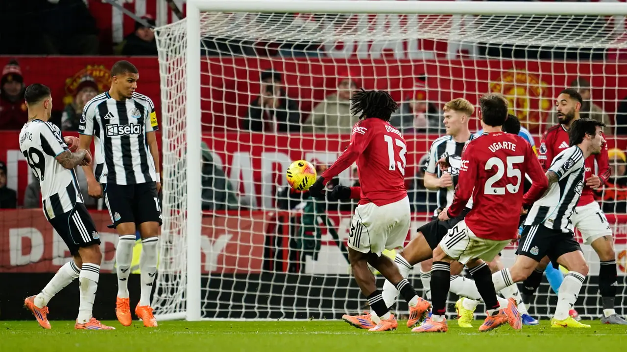 Pemain Manchester United, Patrick Dorgu (tengah kiri), mencetak gol pada laga Liga Inggris antara Manchester United vs Newcastle