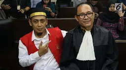 Terdakwa penyebaran berita bohong tentang 7 kontainer berisi surat suara Pemilu 2019 yang telah tercoblos, Bagus Bawana Putra jelang menjalani sidang perdana di PN Jakarta Pusat, Kamis (4/4). Bagus didakwa menyebarkan hoax itu melalui media sosial dan grup aplikasi perpesanan. (Liputan6.com/Helmi Fi