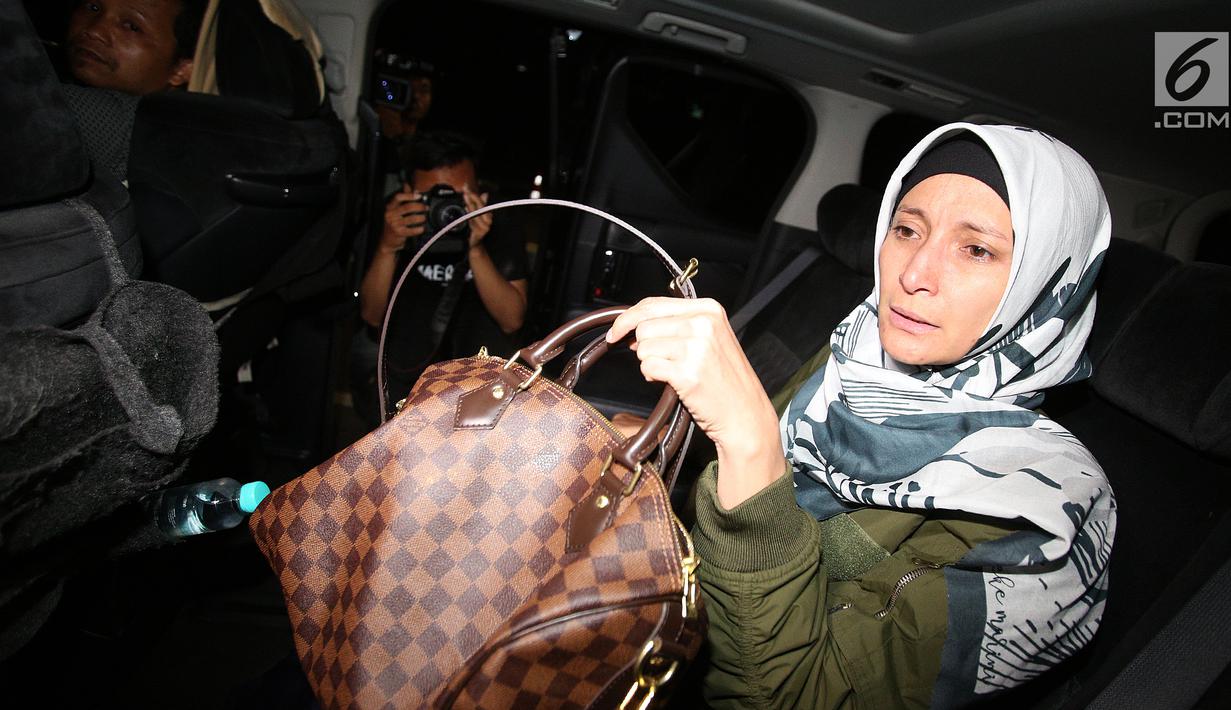 Inneke Koesherawati usai menjalani pemeriksaan terkait OTT Kalapas Sukamiskin Wahid Husein, di Gedung KPK, Jakarta, Sabtu (21/7). Inneke diduga mengetahui suap suaminya Fahmi Darmawansyah ke Kalapas Sukamiskin. (Liputan6.com/HO/Udin)