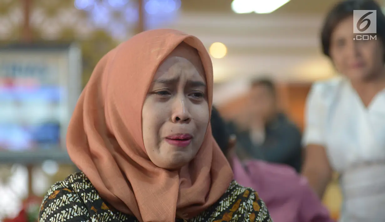 Dokter gigi Romi Syofpa Ismael menangis saat mendatangi Kemendagri, Jakarta, Rabu (31/7/2019). drg Romi penyandang disabilitas yang menduduki peringkat pertama saat tes tapi gagal menjadi CPNS di Solok Selatan, Sumbar datang untuk mencari keadilan. (merdeka.com/Imam Buhori)