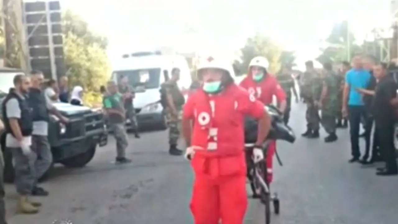Petugas membawa korban tewas akibat ledakan yang terjadi di Desa Qaa, Lebanon