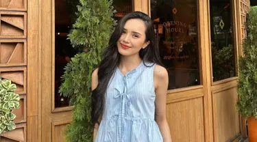 Melepas masa lajang di usia muda, tak dipungkiri jika artis dengan nama lengkap Cut Putri Tshabina ini masih terlihat seperti gadis. Meski tampak simpel, padu padan busananya selalu stylish sehingga membuatnya makin cantik dan bikin netizen pangling. Lantaran sang suami adalah anggota DPR, beberapa netizen memanggil Beby dengan sebutan Bu Dewan di kolom komentar. (Liputan6.com/IG/@bebytsabina)